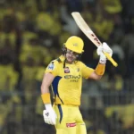 SAM_CURRAN_WAVE_AUDIENCE_DURING_HALF_CENTURY